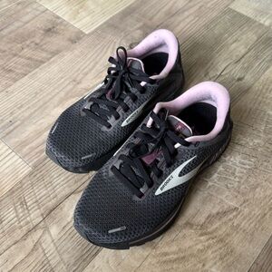 Brooks Adrenaline GTS 22 Running Shoe. Size 8